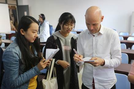 说明:E:\1、必赢bwin线路检测中心\2、系部事务\服装学院 中央圣马丁讲座\3.jpg